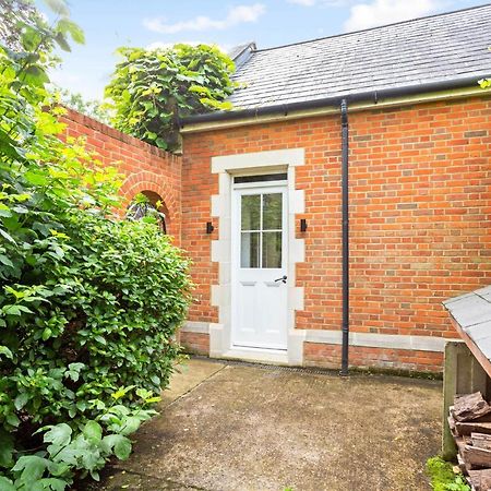 The Annexe - Beautiful Apartment With Garden Close To Heathrow And Windsor 斯坦斯 外观 照片