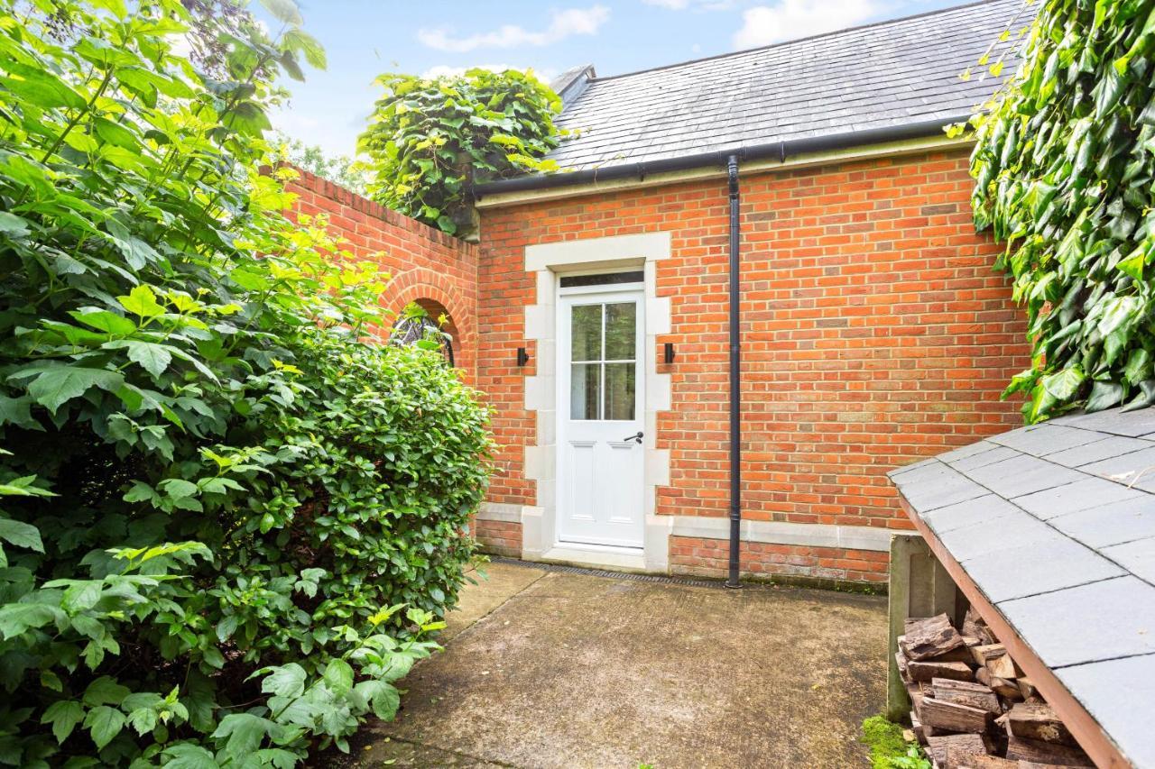The Annexe - Beautiful Apartment With Garden Close To Heathrow And Windsor 斯坦斯 外观 照片